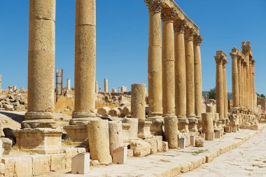 Antik Roma şehri Gerasa (modern Jerash) Ürdün Colonnade sokakta kalıntıları.