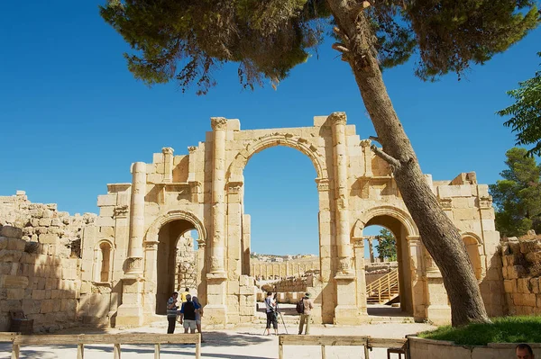 杰拉什 2012年8月19日 不明游客参观古罗马城市杰拉什的南门 现代杰拉什在约旦 — 图库照片