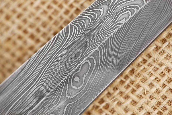 Traditionella Handgjorda Finsk Kniv Med Abstrakt Vågmönster Damaskus Stål Över — Stockfoto