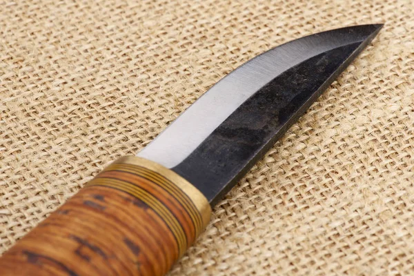 Traditionelles Handgemachtes Finnisches Messer Mit Holzgriff Über Einem Alten Sackhintergrund — Stockfoto