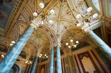 Dresden, Almanya - 18 Mayıs 2010: İç Ana salonun Semper Opera Binası Dresden, Almanya. Opera binası aslında 1841 yılında Mimar Gottfried Semper tarafından yaptırılmıştır