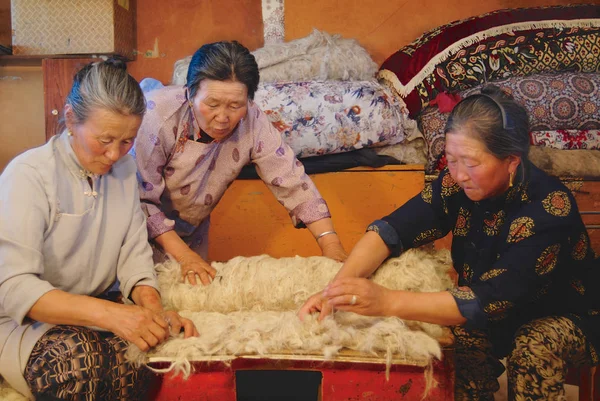 Harhorin Mongolia August 2006 Unidentified Senior Mongolian Women Produce Felt — Stock Photo, Image