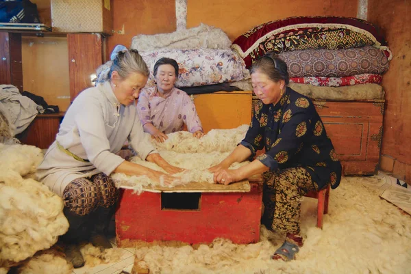 Harhorin Mongolia August 2006 Unidentified Senior Mongolian Women Produce Felt — Stock Photo, Image