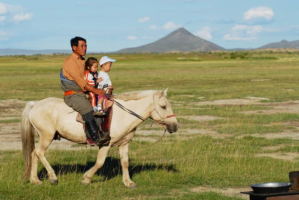 Harhorin 2006年8月19日 蒙古人身份不明的蒙古男子骑在马背上 大约有两个孩子在 Harhorin 蒙古教孩子们在很小的时候骑马骑马 — 图库照片