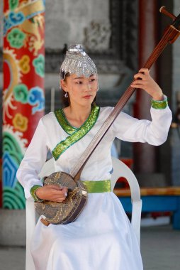 Ulaanbaatar, Moğolistan - 16 Ağustos 2006: kimliği belirsiz kadın geleneksel kostüm giyen morin khuur - Ulan Batur, Moğolistan ulusal müzik aleti ile müzik gerçekleştirir.