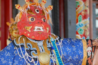 Ulaanbaatar, Moğolistan - 16 Ağustos 2006: Geleneksel şaman'ın maskesi ve kostüm Ulan Batur, Moğolistan'da kimliği belirsiz kişi giyer.