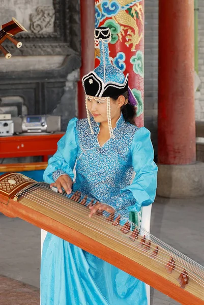 Ulaanbaatar Mongolei August 2006 Eine Unbekannte Frau Traditioneller Tracht Spielt — Stockfoto