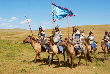 Ulaanbaatar, Moğolistan - 17 Ağustos 2006: Tanımlanamayan Moğol at binici almak bölüm içinde Cengiz Han dönemi geleneksel tarihsel gösteri Ulan Batur, Moğolistan.