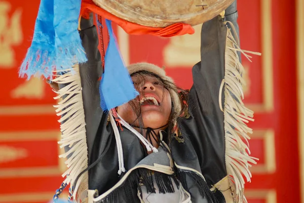 Ulaanbaatar Mongolië Augustus 2006 Onbekende Jonge Man Draagt Shaman Kostuum — Stockfoto