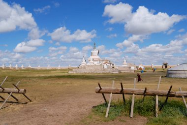 Harhorin, Moğolistan - 22 Ağustos 2006: Stupa Erdene Zuu Manastırı Harhorin, Moğolistan'ın görünümüne. Erdene Zuu Manastırı bir Unesco Dünya Mirası sit alanı olan.
