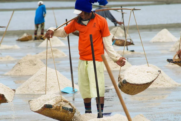 Huahin Thailand May 2008 Unidentified Man Carries Salt Salt Farm — Stock Photo, Image