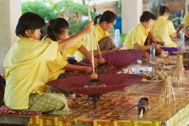 Chiang Mai, Tayland - 11 Kasım 2008: Tanımlanamayan Taylandlı kadınların geleneksel bambu şemsiye Chiang Mai, Tayland fabrikasında montajı.  