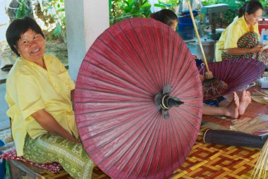 Chiang Mai, Tayland - 11 Kasım 2008: Tanımlanamayan Taylandlı kadınların geleneksel bambu şemsiye Chiang Mai, Tayland fabrikasında montajı.  