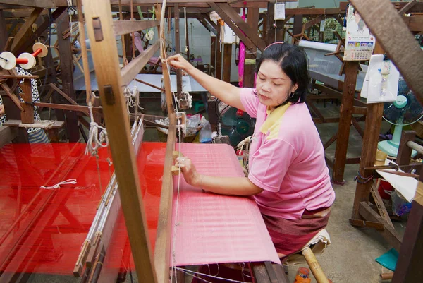 Chianf Mai Thailand November 2008 Unidentified Woman Works Loom Silk — Stock Photo, Image