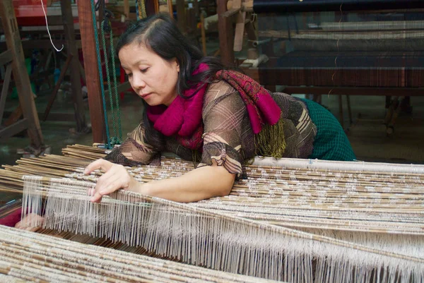 Chianf Mai Thailand November 2008 Unidentified Woman Works Loom Silk — Stock Photo, Image