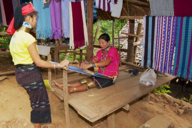 Mae Hong Son, Tayland - 17 Kasım 2008: Mae Hong Son, Tayland Kayan köyünde bir evde dışında dokuma geleneksel kıyafet giyen Lahwi Padaung tepe kabile (uzun boyunlu) kadın kadınların.
