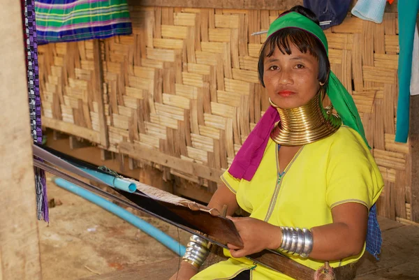 メーホンソン タイのカヤン族の村で家の外を織りの伝統的な衣装を身に着けている Lahwi Padaung 長い首 の女性のメーホンソン 2008 Portrat — ストック写真