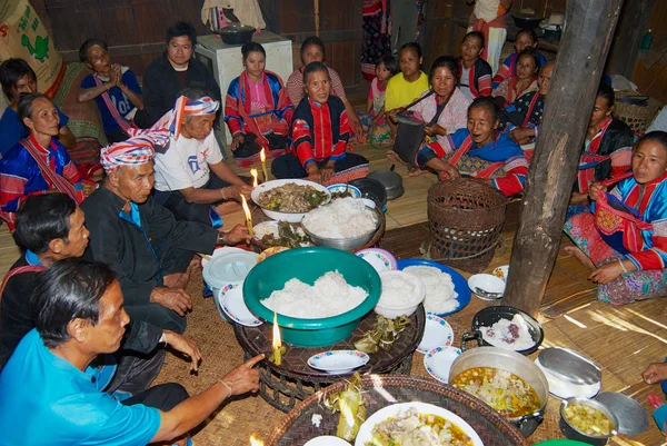 Muser 山岳民族の正体不明の人々 が祈り メーホンソン タイの食事で味付けする稲刈りの終わりを祝うために集まるメーホンソン 2008 — ストック写真