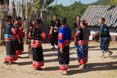 Mae Hong Son, Tayland - 15 Kasım 2008: Müzik ve dans Mae Hong Son, Tayland sezonunda hasat pirinç sonu kutluyor Lahu Muser hill Kabilesinin kimliği belirsiz kişi gerçekleştirmek.