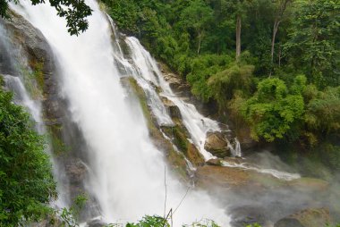 Wachiran şelale bir ormanda Doi Inthanon Milli Parkı'nda Chiang Mai, Tayland.
