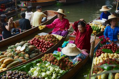 Damnoen Saduak, Tayland - 15 Mayıs 2008: Tekneler Damnoen Saduak, Tayland içinde yüzen market gıda kimliği belirsiz kişi satmak.