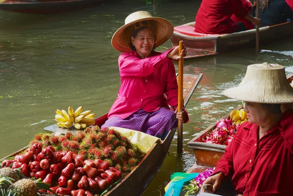 Damnoen Saduak Thailand Mai 2008 Unbekannte Verkaufen Lebensmittel Von Booten — Stockfoto