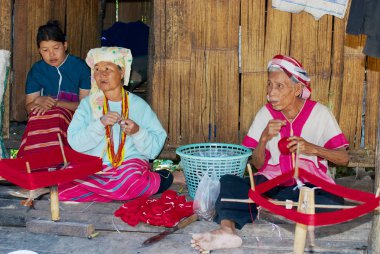 Doi Inthanon, Tayland - 14 Kasım 2008: Tanımlanamayan üst düzey insanlar evlerinde Doi Inthanon, Tayland dışında dokuma beyaz Karen hill Kabilesinin.