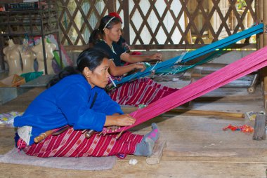 Doi Inthanon, Tayland - 14 Kasım 2008: Kimliği belirsiz kadın Doi Inthanon, Tayland dokuma beyaz Karen hill Kabilesinin.