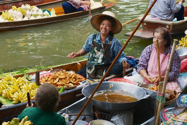 Damnoen Saduak Thailand Mai 2008 Unbekannte Verkaufen Lebensmittel Von Booten — Stockfoto