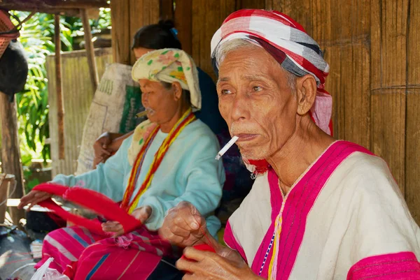 土井インタノン 2008 インタノン タイの竹家の外織り白カレン族の正体不明高齢者 — ストック写真