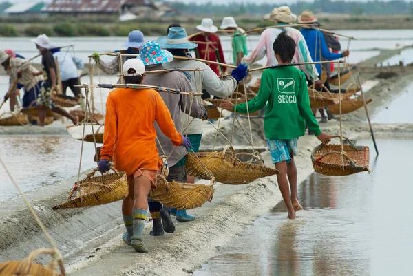 Huahin Thailand May 2008 Unidentified People Work Salt Farm Huahin — Stock Photo, Image