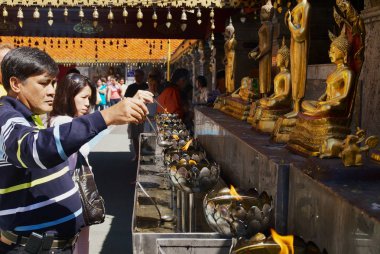Chiang Mai, Tayland - 12 Kasım 2008: Wat Phra Bu DOI Suthep, Chiang Mai, Tayland Budist Tapınağı, kimliği belirsiz insanlar dua.