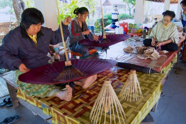 Chiang Mai, Tayland - 11 Kasım 2008: Tanımlanamayan Taylandlı kadınların geleneksel bambu şemsiye Chiang Mai, Tayland fabrikasında montajı.  