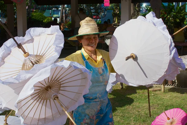 正体不明のタイ女性がチェンマイ タイの工場で伝統的な竹傘を運ぶチェンマイ 2008 — ストック写真