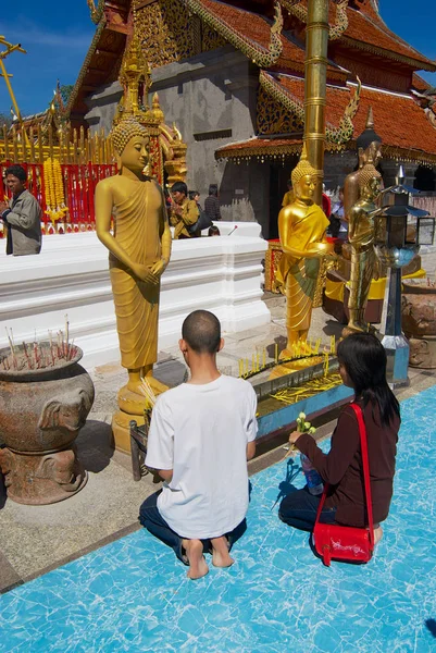泰国清迈 2008年11月12日 不明身份的人们在泰国清迈的佛教寺庙卧佛寺祈祷 — 图库照片