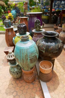 Nakhon Ratchasima, Tayland - 10 Nisan 2010: Nakhon Ratchasima, Tayland'da sokak bir dükkanda geleneksel seramik.