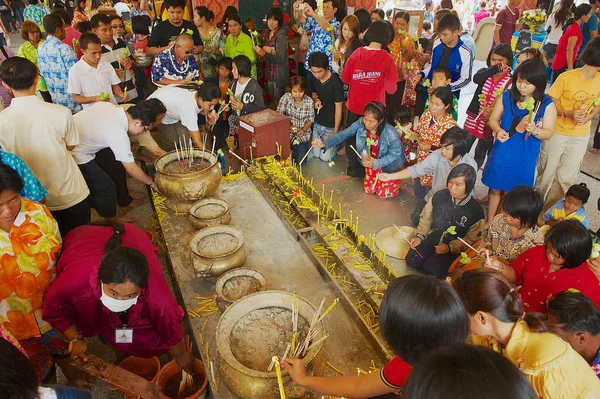 不明の人が祈るワットポーチャイ仏教寺ノンカイ タイのノンカイ 2010 — ストック写真