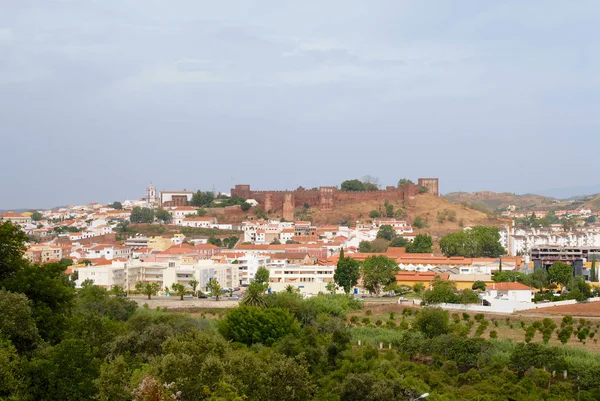 有名な城やポルトガル シルベスの大聖堂とシルベス町建物のシルベス ポルトガル 2006 ビュー — ストック写真