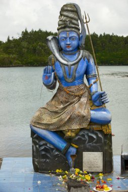 Grand Bassin, Mauritius - 02 Aralık 2012: Ganga Talao (Grand Bassin) Hindu Tapınağı, Mauritius, Shiva heykeli. Vadodara, Gujarat, Hindistan Sursagar gölde Shiva heykeli bir kopyasıdır.