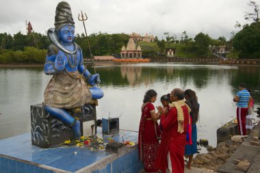 Grand Bassin, Mauritius - 02 Aralık 2012: Kimliği belirsiz kişi dua Ganga Talao (Grand Bassin) Hindu Tapınağı, Mauritius, Shiva heykeli. Vadodara, Gujarat, Hindistan Sursagar gölde Shiva heykeli bir kopyasıdır.