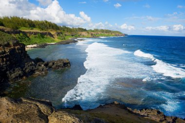 Güzel muskaları Plajı mavi gökyüzü ve Hint Okyanusu dalgaları Mauritius Adası'nda.