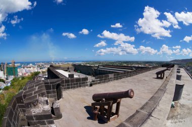 Port Louis, Mauritius - 29 Ekim 2012: Eski toplar duvara Fort Adelaide içinde Port Louis, Mauritius.