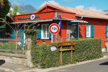 Saint-Denis De La Reunion, Fransa - 07 Aralık 2010: Dış eski kırmızı ahşap mesaj düşkün de Rond Point Saint-Denis De La Reunion, Fransa Ofis Binası.