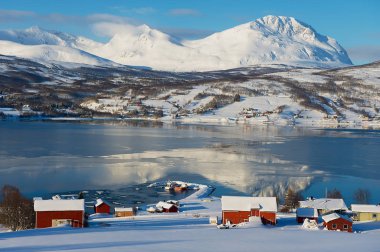 Kış görünümü Lavangen fiyort ve Soloy Köyü, Troms İlçesi, Norveç. 