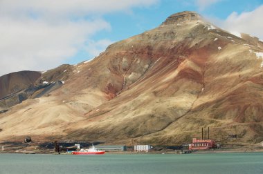 Terk edilmiş Rus arctic yerleşim Pyramiden piramit yukarıdaki, Norveç şeklinde doğal dağ ile göster.