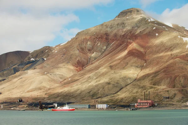Blick Auf Die Verlassene Russische Arktische Siedlungspyramide Mit Dem Natürlichen — Stockfoto