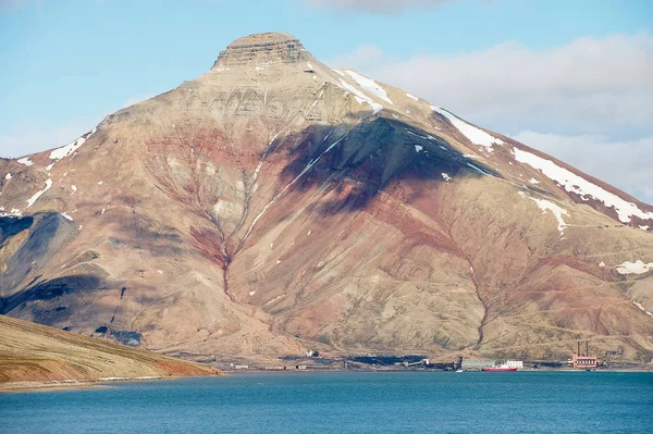 Zobacz Opuszczonych Rosyjski Osady Arktyczny Pyramiden Naturalną Górską Formie Piramidy — Zdjęcie stockowe