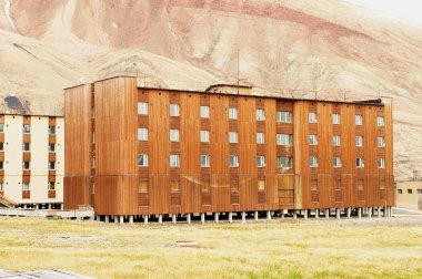 Pyramiden, Norveç - 03 Eylül 2011: Issız konut binası terk edilmiş Rus arctic yerleşim Pyramiden, Norveç.