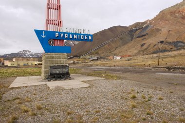 Pyramiden, Norveç - 03 Eylül 2011: Anıt terk edilmiş Rus arctic yerleşim Pyramiden, Norveç.