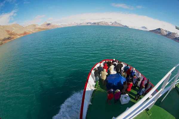 Longyearbyen Norwegia Września 2011 Niezidentyfikowanych Turystów Podziwiać Widoki Morza Arktycznego — Zdjęcie stockowe